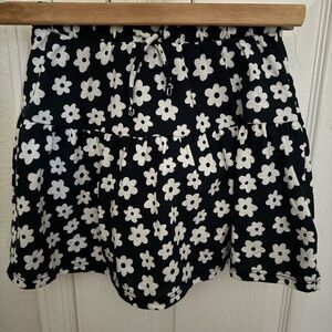 Girls black and white floral skort. Old Navy 4T